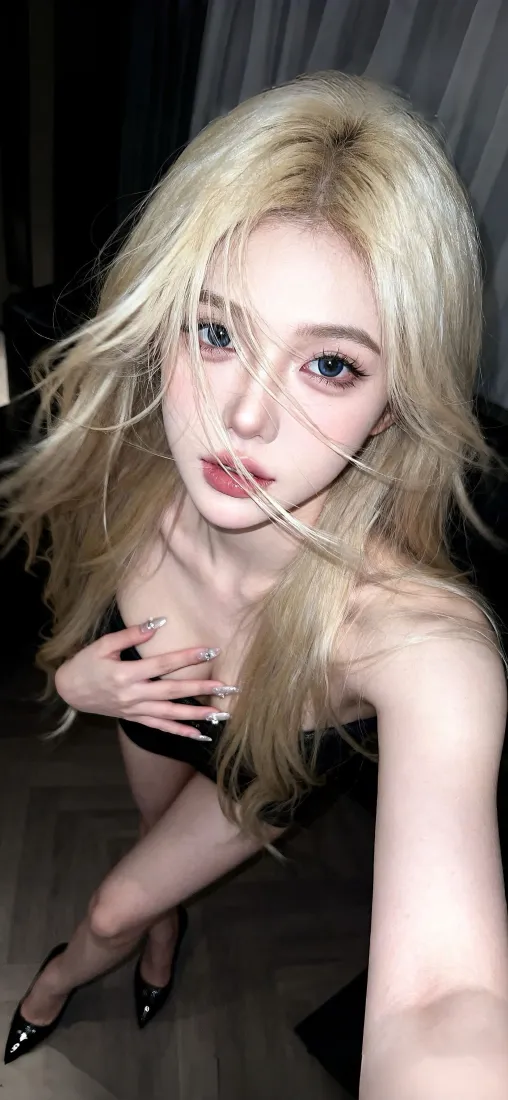 金发美女手机壁纸｜黑色吊带背景图片 - 时尚气质写真大片「哲风壁纸」