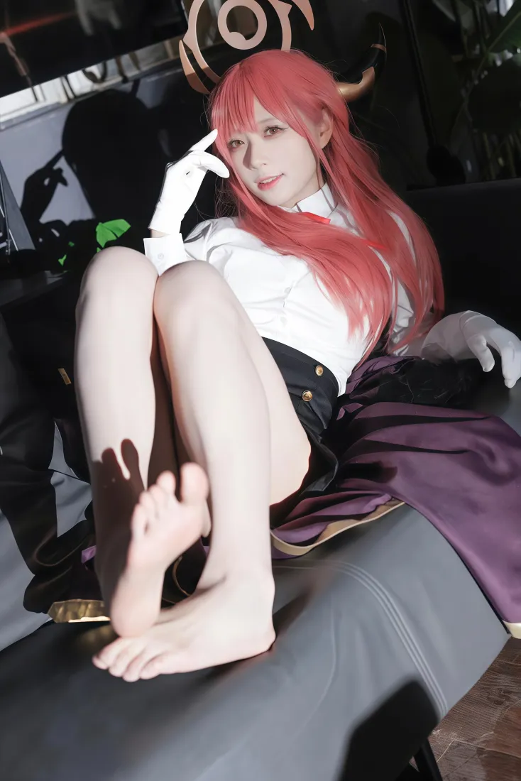 陆八魔阿露cos手机壁纸｜红发美女背景图片 - 玉足写真「哲风壁纸」