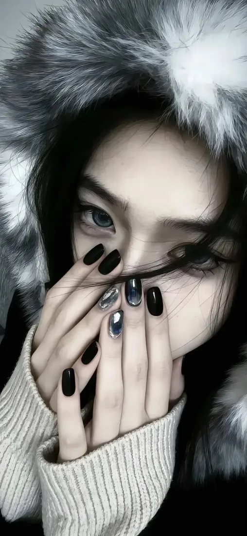 戴毛绒帽美女手机壁纸｜黑美甲背景图片 - 时尚氛围感写真「哲风壁纸」