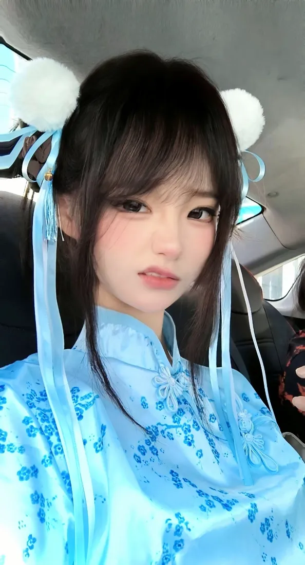 蓝衣汉服美女手机壁纸｜车内自拍背景图片 - 嫌弃脸表情「哲风壁纸」
