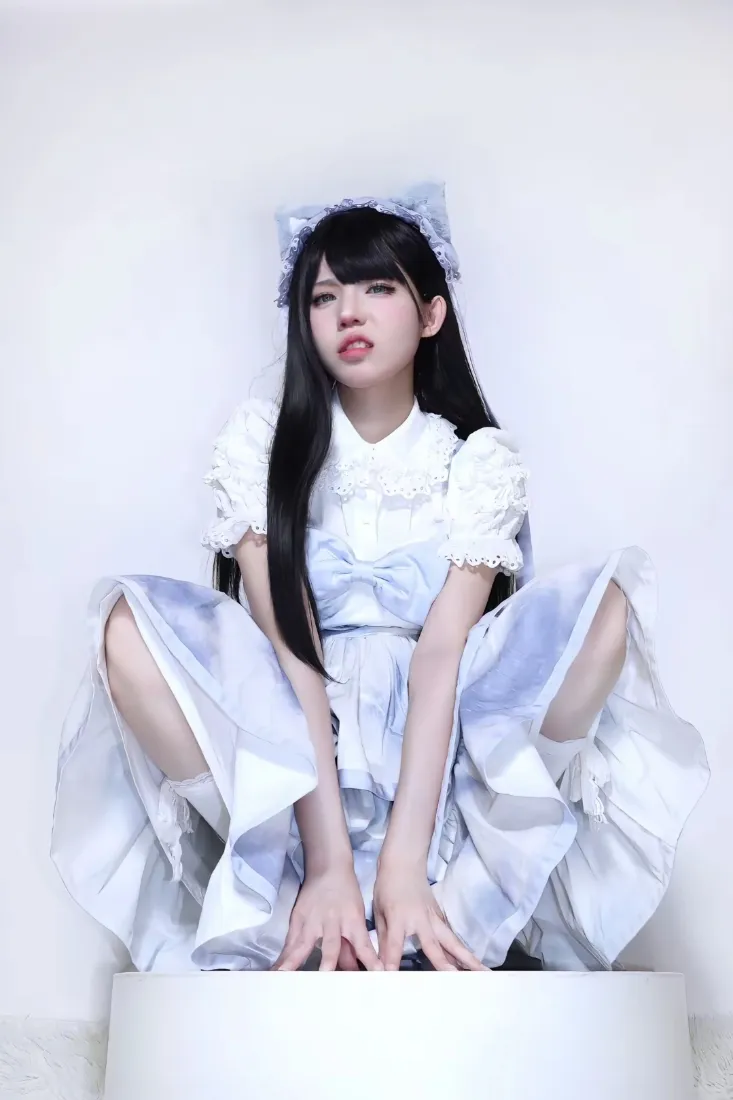 蓝白女仆装少女手机壁纸｜简约白色背景图片 - 嫌弃表情写真「哲风壁纸」