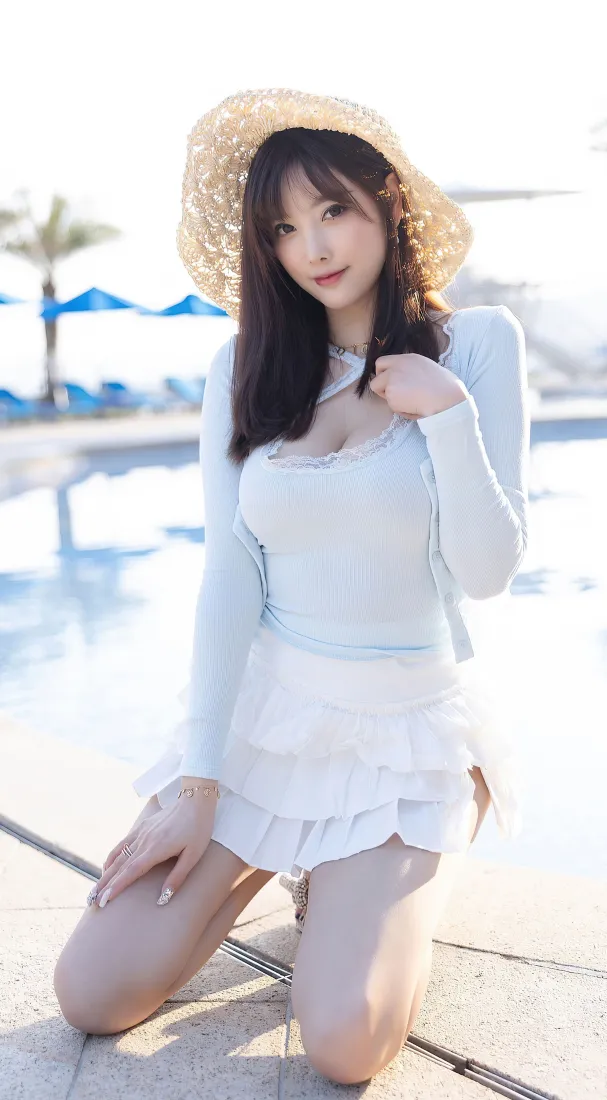 性感御姐手机壁纸｜泳池度假背景图片 - 白衣草帽美女「哲风壁纸」