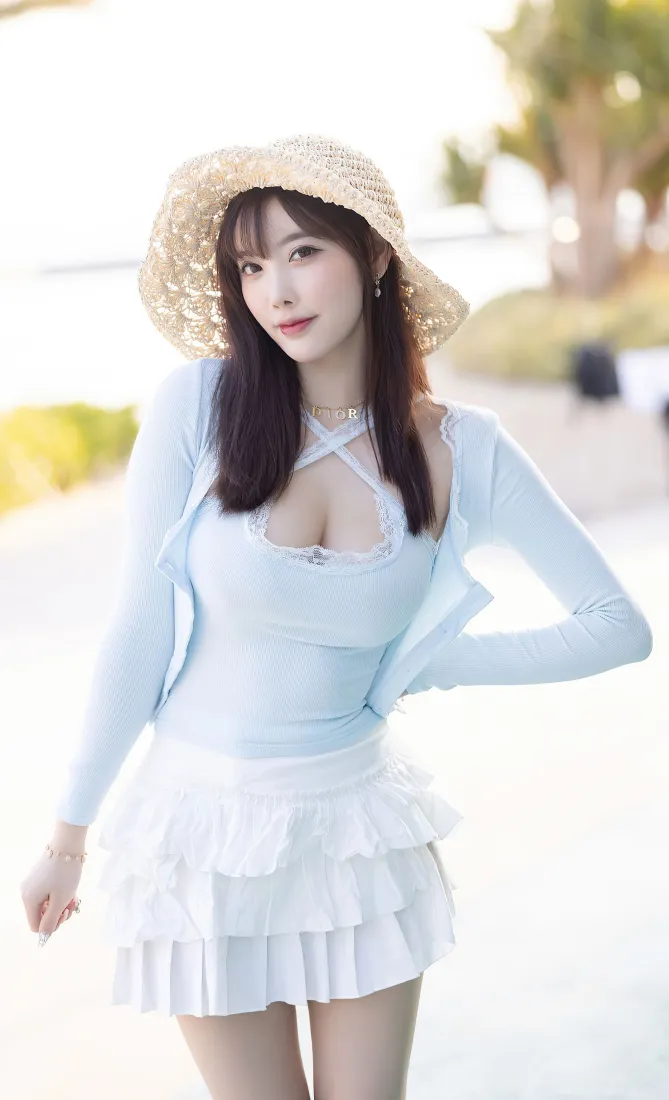 草帽长发美女手机壁纸｜户外清新浅蓝穿搭背景图片 - 性感写真「哲风壁纸」