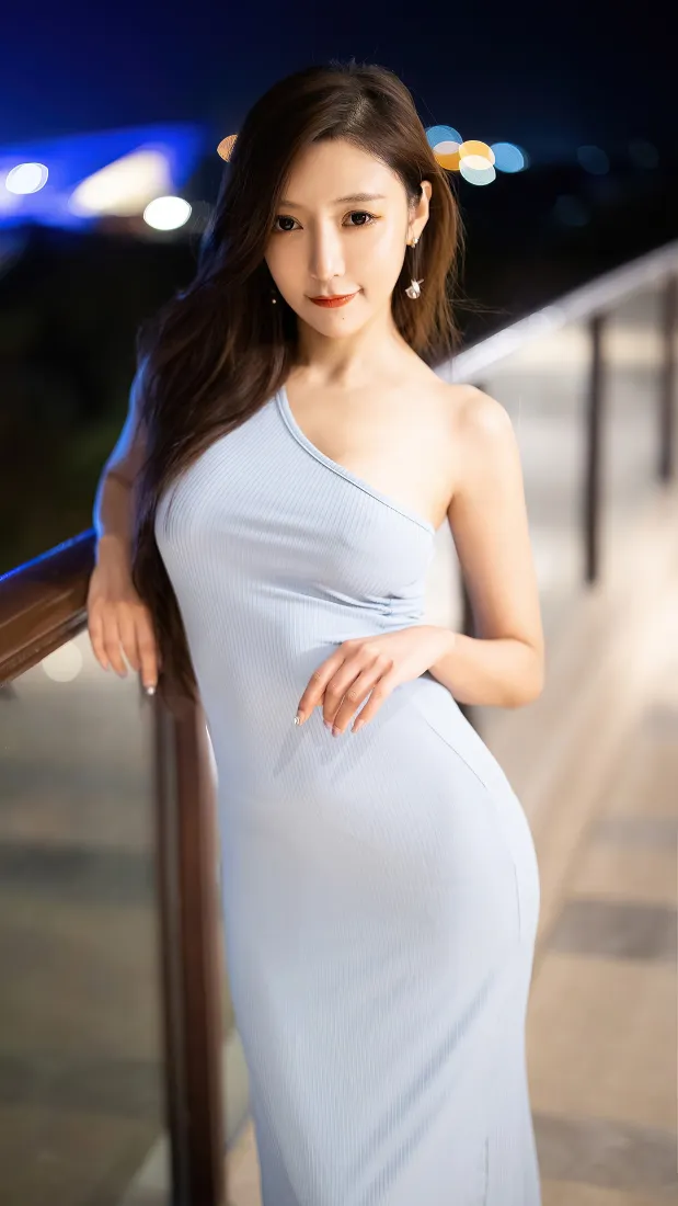 性感优雅美女手机壁纸｜浅蓝斜肩裙背景图片 - 户外夜景「哲风壁纸」