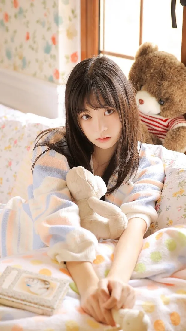清纯美女手机壁纸｜居家卧室背景图片 - 甜美少女写真「哲风壁纸」