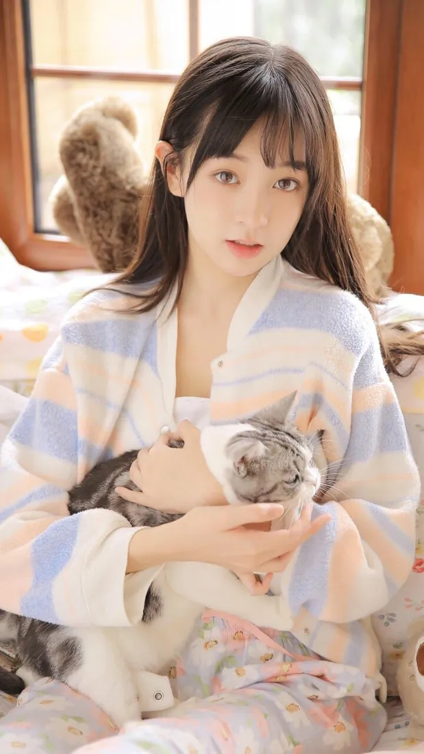 清纯少女手机壁纸｜居家抱猫背景图片 - 温柔氛围感日常写真「哲风壁纸」