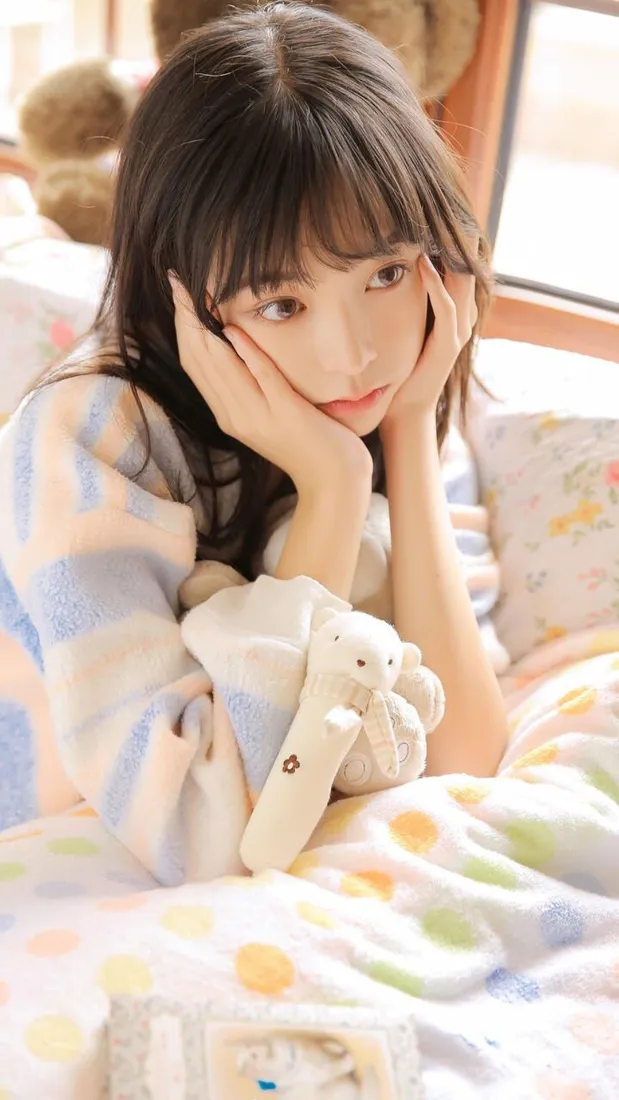 清纯少女手机壁纸｜居家暖光背景图片 - 软萌治愈人像「哲风壁纸」
