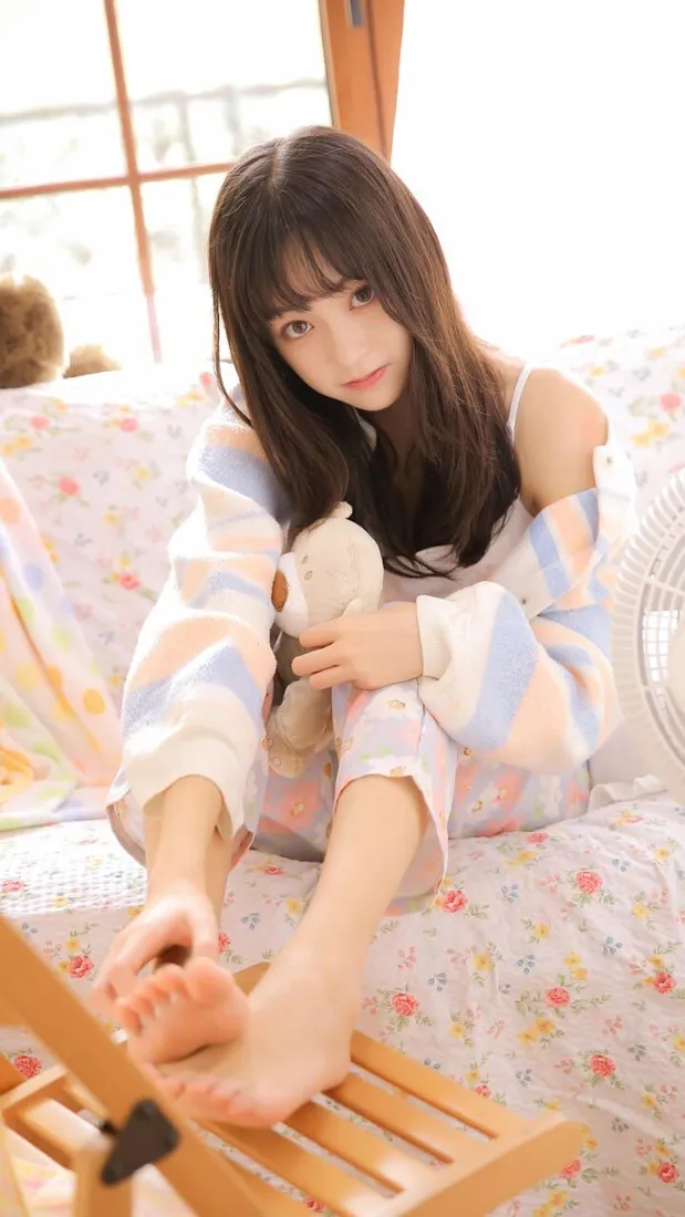 清纯少女手机壁纸｜居家休闲背景图片 - 甜美可爱女孩「哲风壁纸」