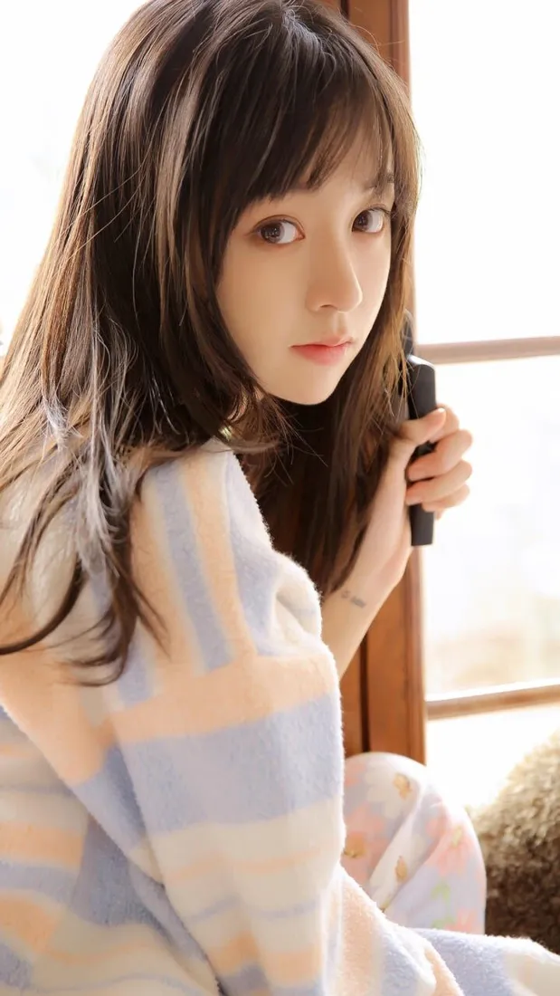 清纯少女手机壁纸｜居家窗边背景图片 - 温柔清新「哲风壁纸」