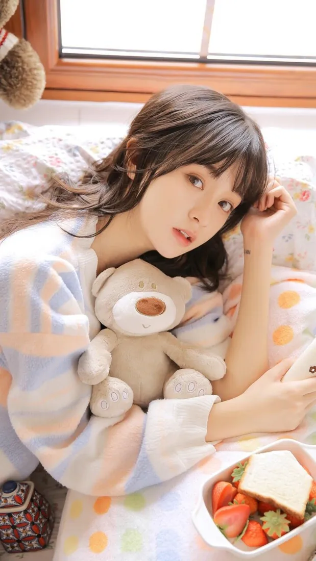 清纯少女手机壁纸｜居家抱熊背景图片 - 软萌草莓日常「哲风壁纸」