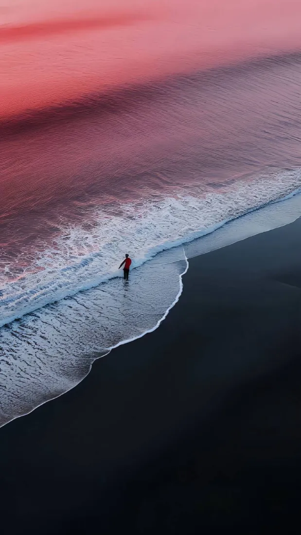 粉色天空海滩手机壁纸｜海浪行人背景图片 - 治愈黄昏海边风景「哲风壁纸」