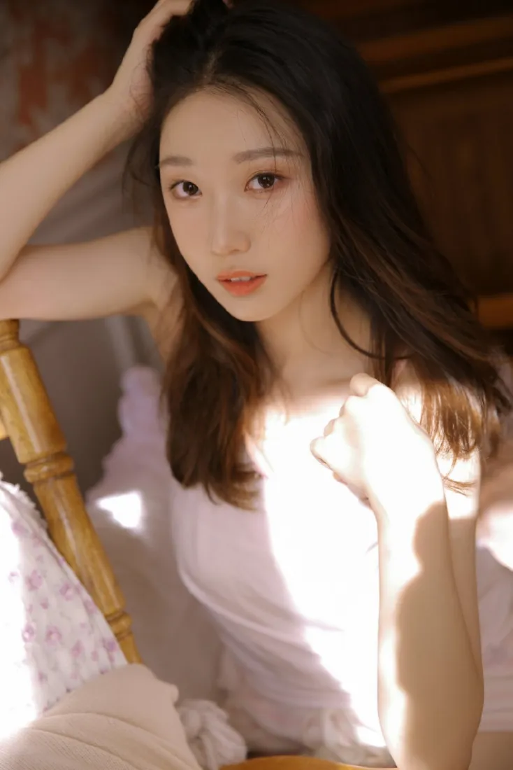 性感美女手机壁纸｜暖光居家背景图片 - 温婉人像写真「哲风壁纸」