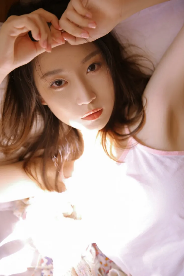 长发美女手机壁纸｜居家性感背景图片 - 纯欲风氛围感写真「哲风壁纸」
