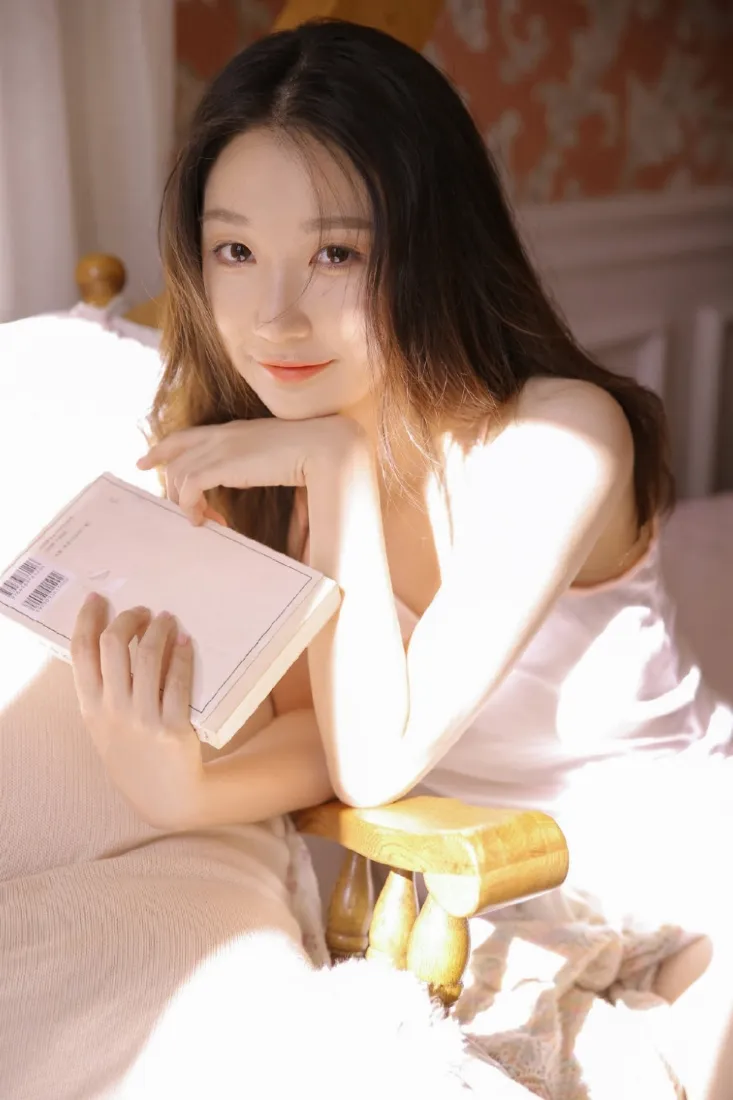长发美女手机壁纸｜居家暖光背景图片 - 性感阅读写真「哲风壁纸」
