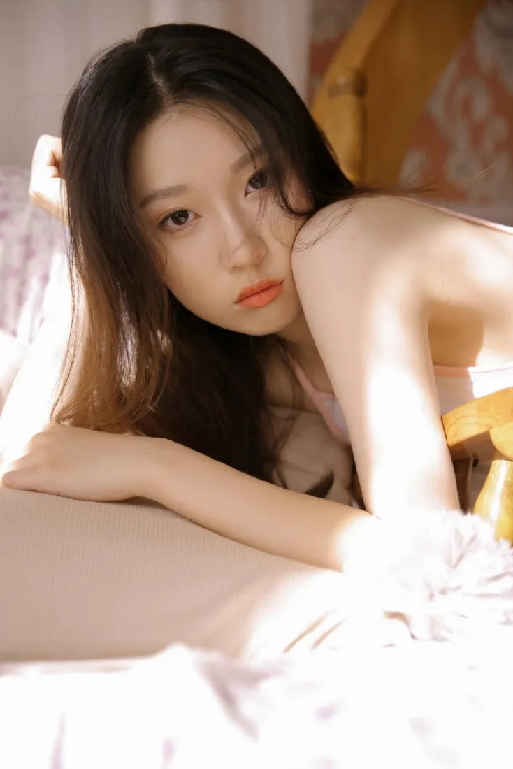 性感长发美女手机壁纸｜居家暖光背景图片 - 纯欲人像写真「哲风壁纸」