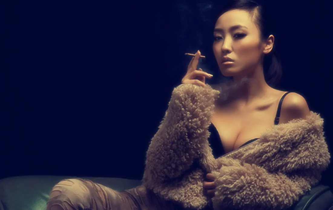 2k气质美女壁纸｜毛绒外套背景图片 - 暖光氛围感人像「哲风壁纸」