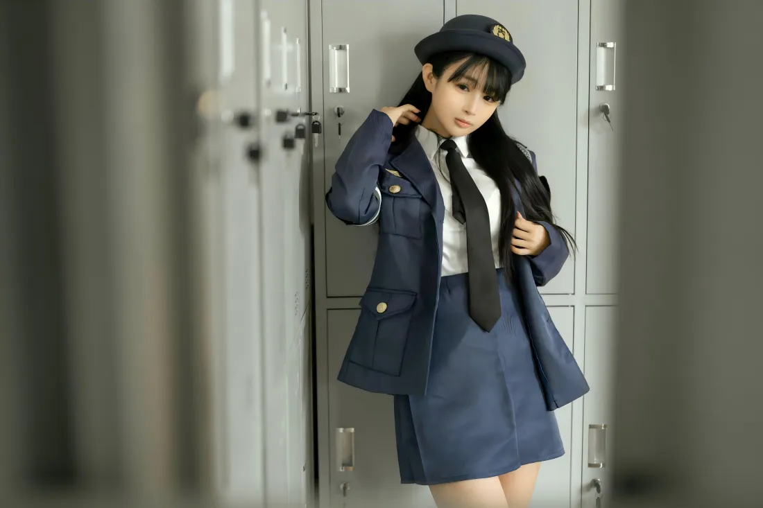 7kcos制服美女壁纸｜储物柜室内背景图片 - 蓝色制服穿搭「哲风壁纸」
