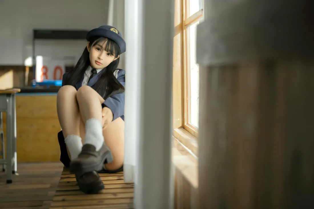 7k制服cos美女壁纸｜教室窗边背景图片 - 氛围感人像「哲风壁纸」