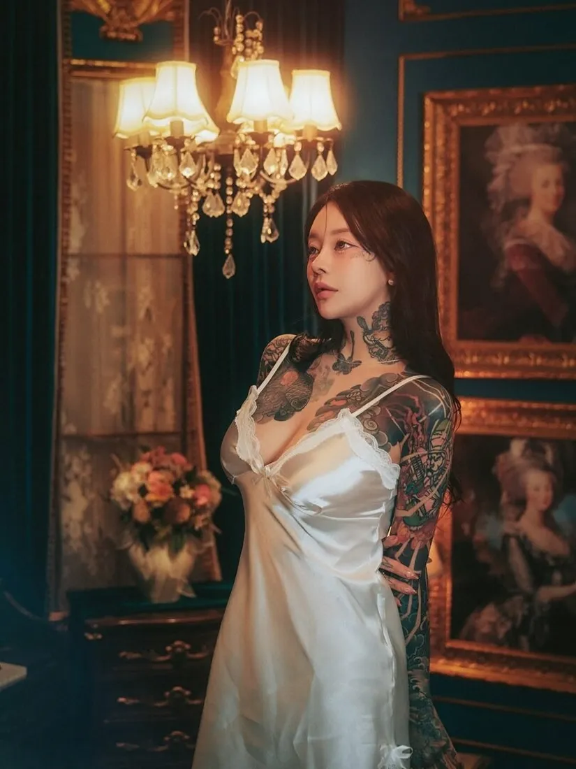 纹身美女手机壁纸｜复古暖光室内背景图片 - 性感写真「哲风壁纸」