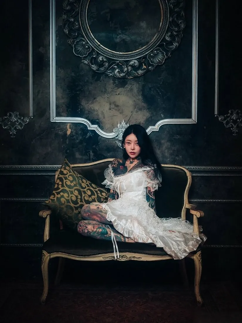 纹身美女手机壁纸｜欧式复古背景图片 - 白裙氛围感写真「哲风壁纸」