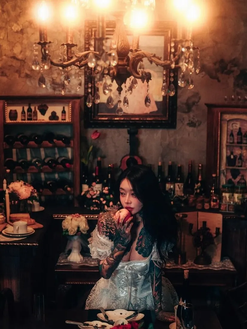 纹身美女手机壁纸｜复古酒馆背景图片 - 暖光氛围感人像「哲风壁纸」