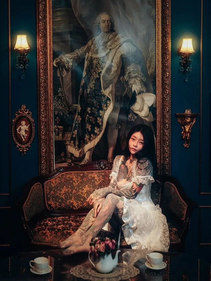 纹身美女手机壁纸｜欧式复古室内背景图片 - 氛围感写真「哲风壁纸」