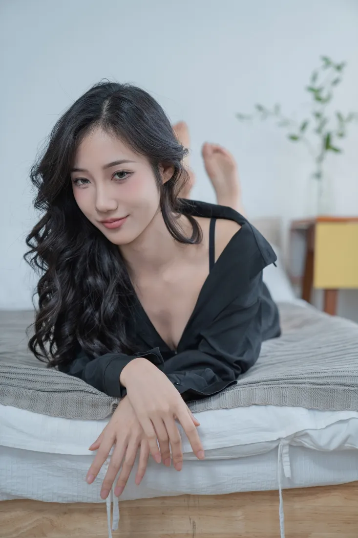 黑长卷美女手机壁纸｜居家卧室背景图片 - 性感黑衬衫写真「哲风壁纸」