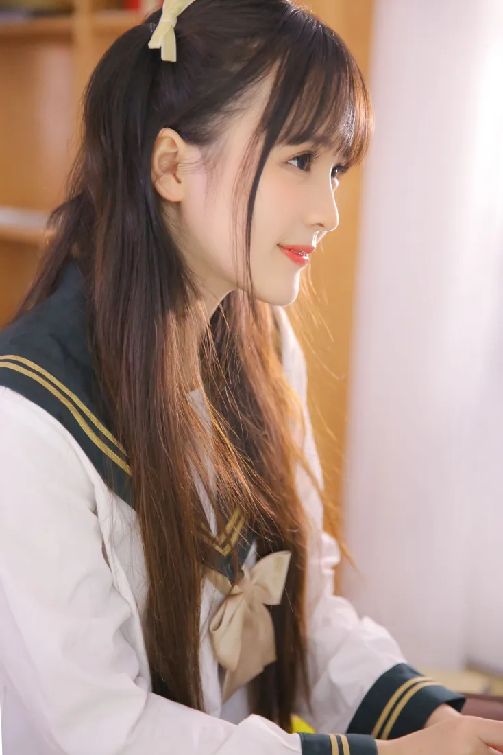 水手服美女手机壁纸｜校园室内背景图片 - 甜美性感「哲风壁纸」