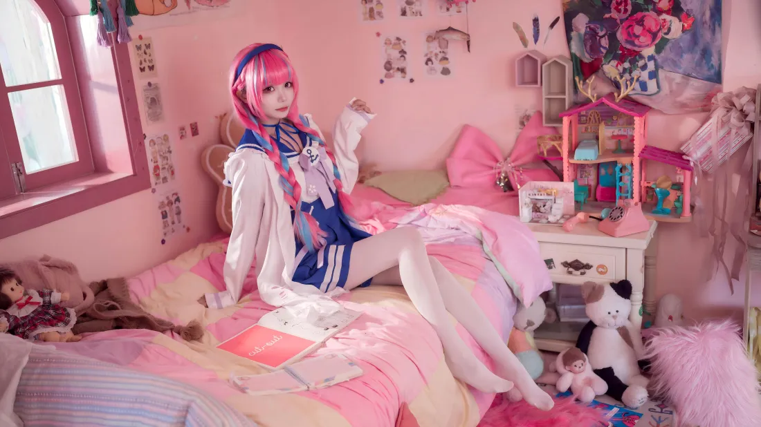 8kcos少女壁纸｜粉色卧室背景图片 - 白丝水手服少女「哲风壁纸」