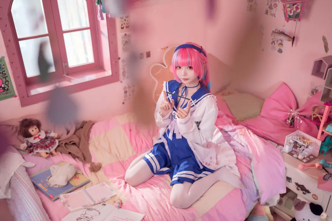 8kcos美少女壁纸｜粉色卧室背景图片 - 白丝水手服写真「哲风壁纸」