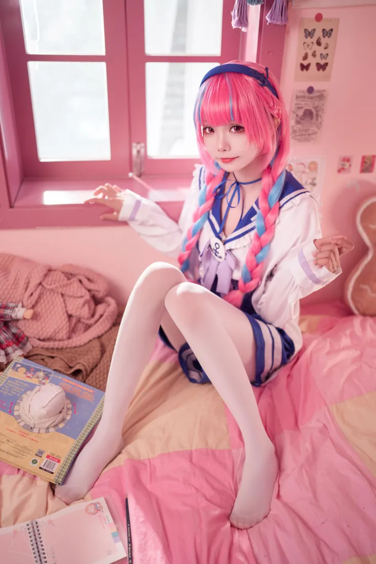 湊阿库娅cos手机壁纸｜粉色卧室背景图片 - 水手服白丝少女「哲风壁纸」
