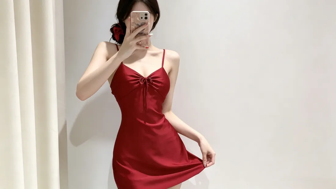 3k红色吊带裙美女壁纸｜对镜自拍背景图片 - 纯欲时尚穿搭「哲风壁纸」