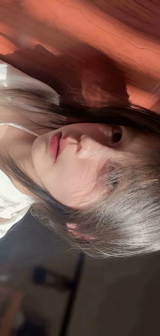 氛围感美女手机壁纸｜暖光特写背景图片 - 精致人像「哲风壁纸」