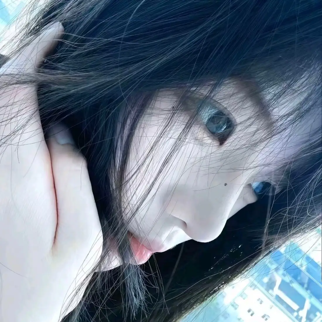 清冷女生手机壁纸｜蓝瞳侧脸背景图片 - 高级感头像「哲风壁纸」