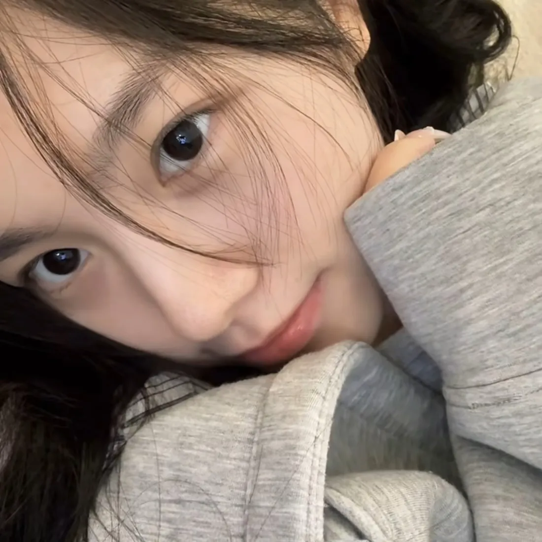 氛围感女生手机壁纸｜居家自拍背景图片 - 慵懒风头像「哲风壁纸」