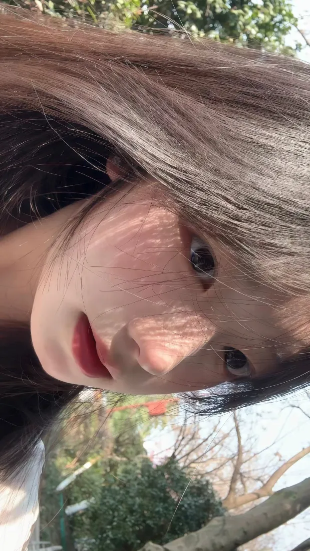 氛围感女头手机壁纸｜户外树影背景图片 - 棕发红唇「哲风壁纸」