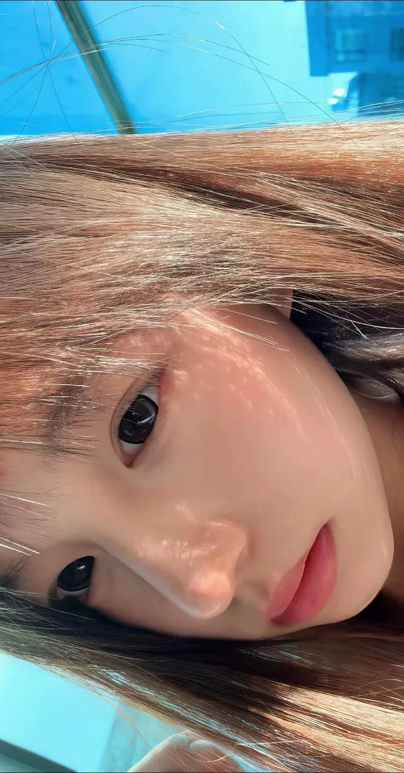 3D少女手机壁纸｜蓝色背景图片 - 氛围感侧脸少女「哲风壁纸」
