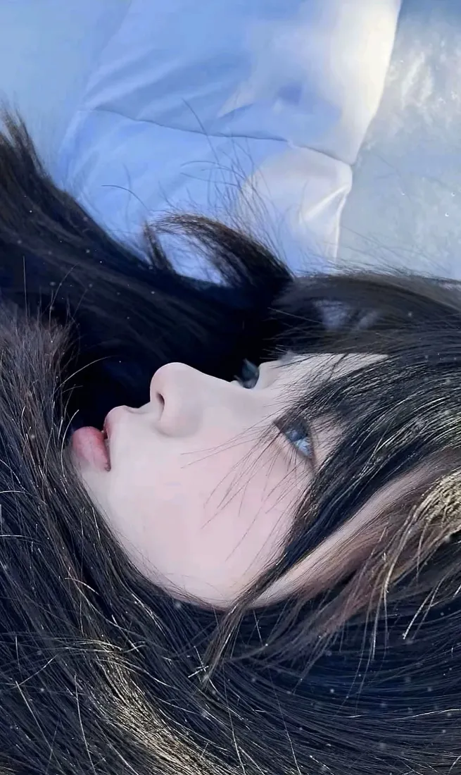 清冷侧颜女生手机壁纸｜淡蓝天空背景图片 - 温柔慵懒氛围「哲风壁纸」
