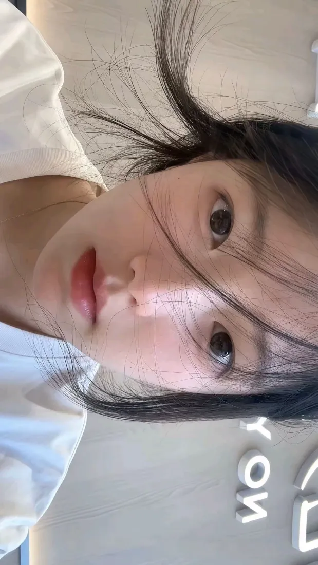 清纯女生手机壁纸｜居家自拍背景图片 - 温柔氛围感「哲风壁纸」