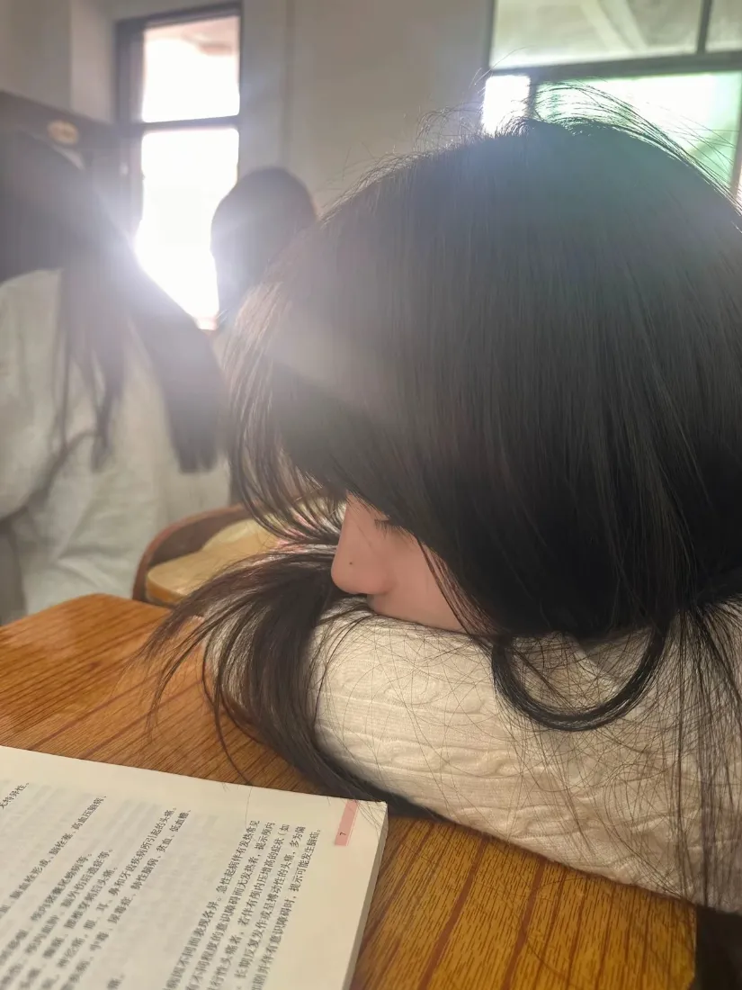 慵懒黑长直女生手机壁纸｜暖光居家书桌背景图片 - 治愈氛围感「哲风壁纸」