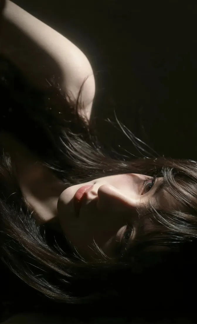 长发女性手机壁纸｜暗调光影背景图片 - 氛围感人像「哲风壁纸」
