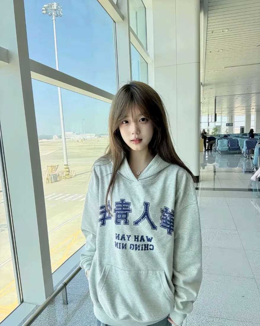 韩系少女手机壁纸｜机场候机厅背景图片 - 休闲氛围感穿搭「哲风壁纸」