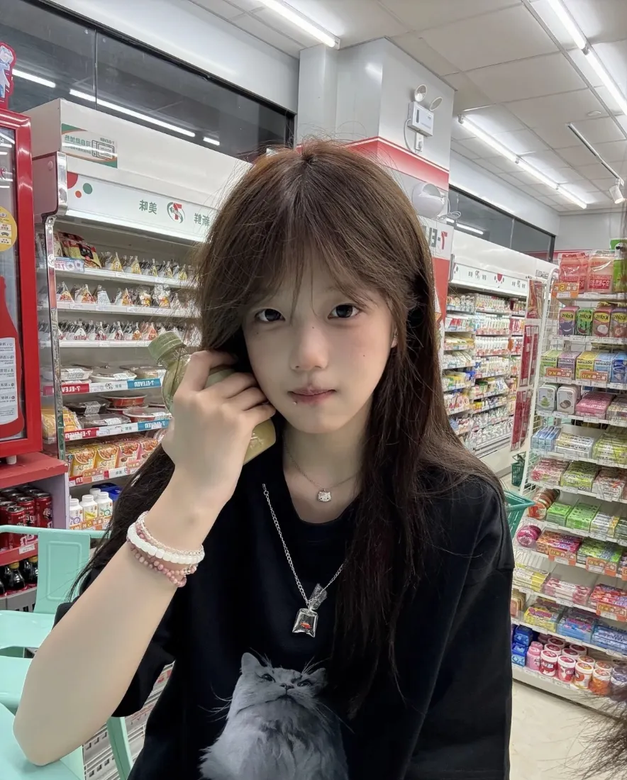 氛围感少女手机壁纸｜便利店背景图片 - 休闲日常随拍「哲风壁纸」