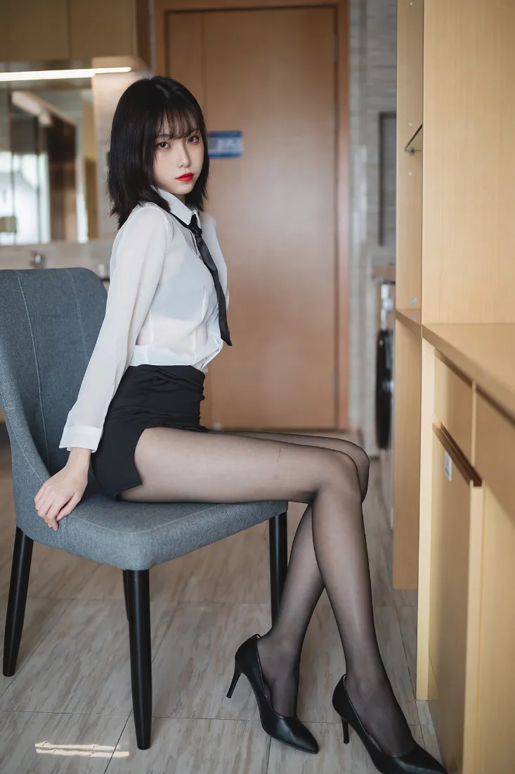 性感OL美女手机壁纸｜办公室场景背景图片 - 黑丝穿搭写真「哲风壁纸」