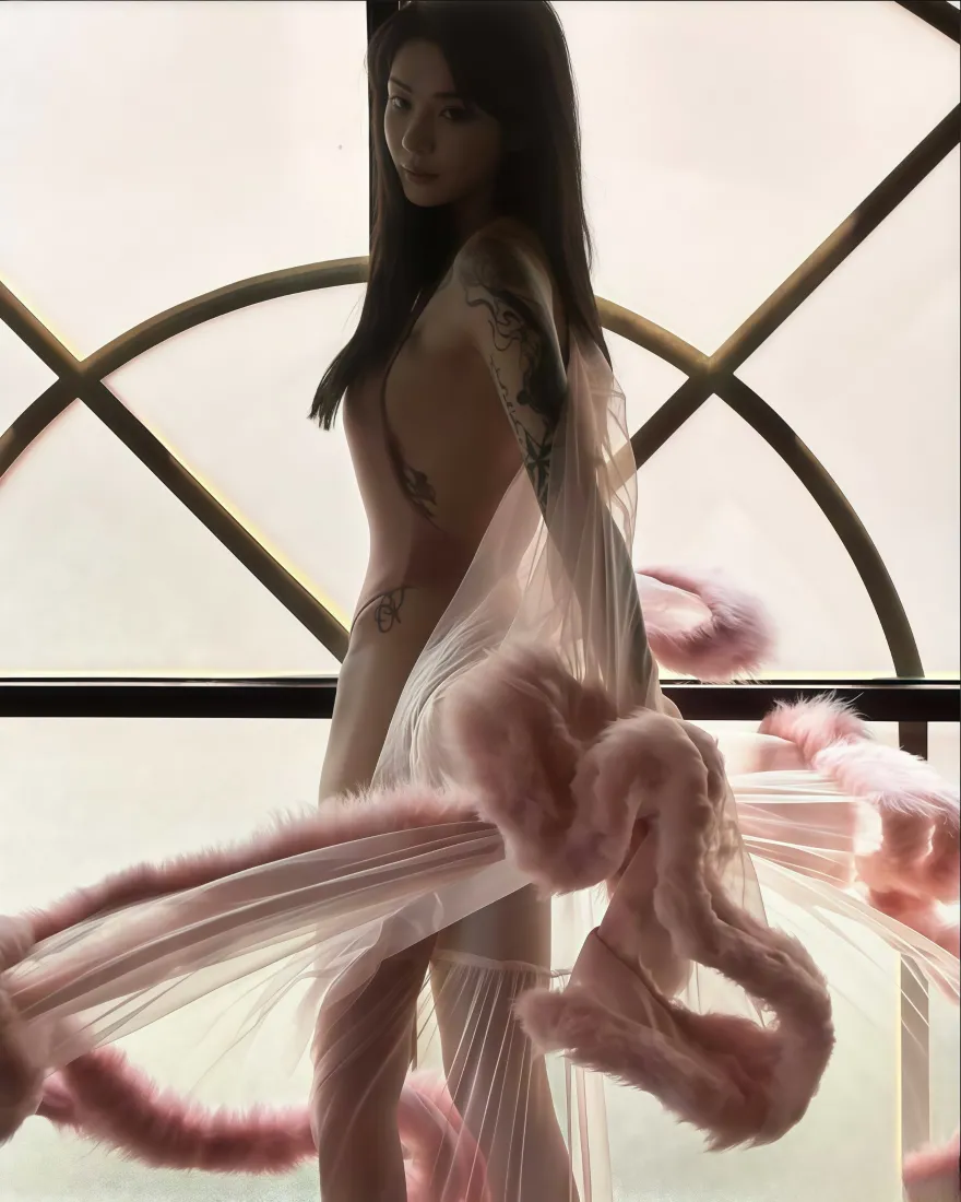 纹身美女手机壁纸｜粉色纱帘背景图片 - 氛围感写真「哲风壁纸」