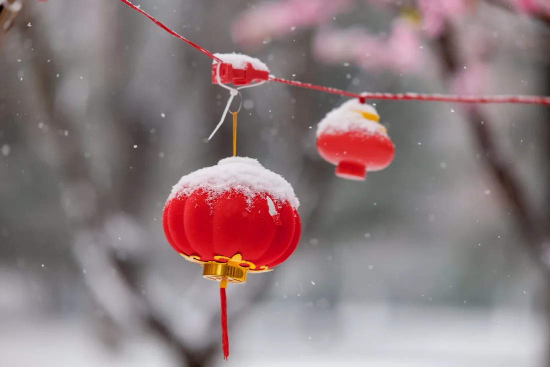 6k春节壁纸｜冬日落雪红灯笼背景图片 - 新年喜庆节日氛围「哲风壁纸」