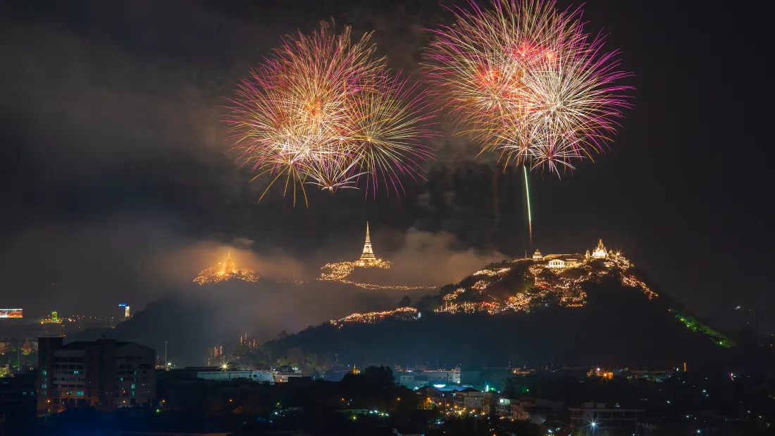 4k春节烟花壁纸｜城市夜景背景图片 - 新年喜庆「哲风壁纸」
