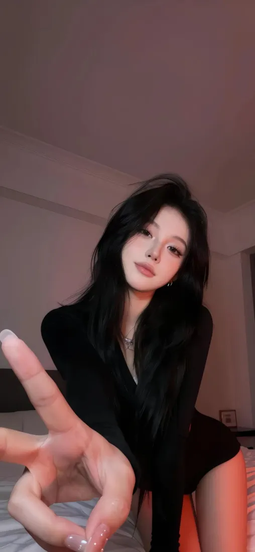 气质美女手机壁纸｜黑色穿搭背景图片 - 比心手势「哲风壁纸」