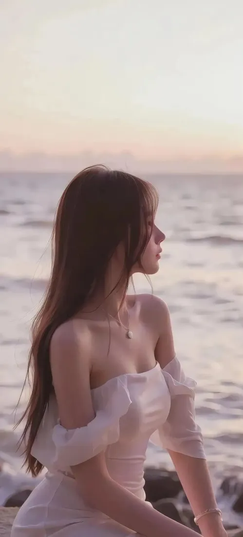 海边美女手机壁纸｜黄昏海岸背景图片 - 白色抹胸裙长发氛围感「哲风壁纸」