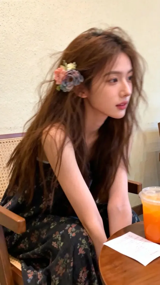 戴花少女手机壁纸｜室内休闲下午茶背景图片 - 氛围感美女「哲风壁纸」